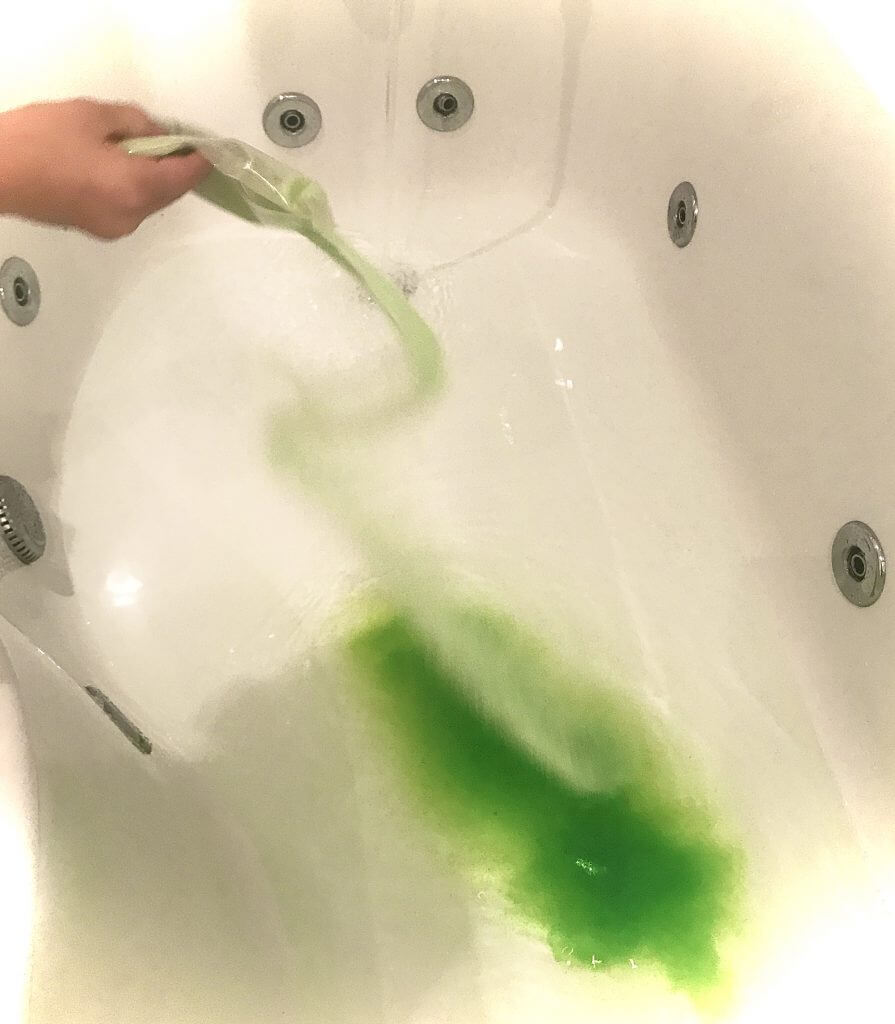 Adding the Gelli Baff swamp green
to the bath